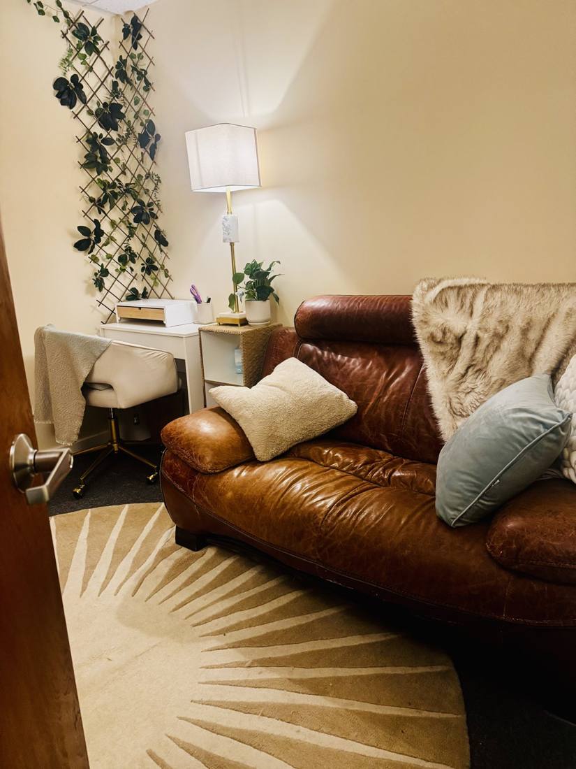 The nutrition office: leather sofa, plants on a trellis and a soft rug